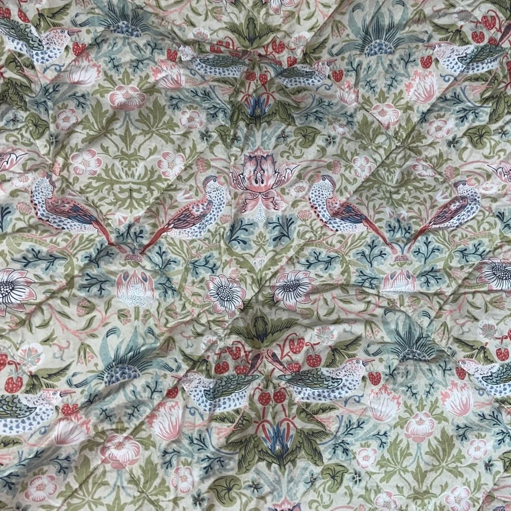 Like new William Morris Strawberry Thief queen  comforter